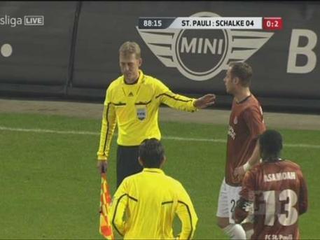  沙尔克04历史性降级引发球迷抗议潮  