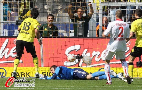  多特蒙德主场灯光秀致敬功勋队长  